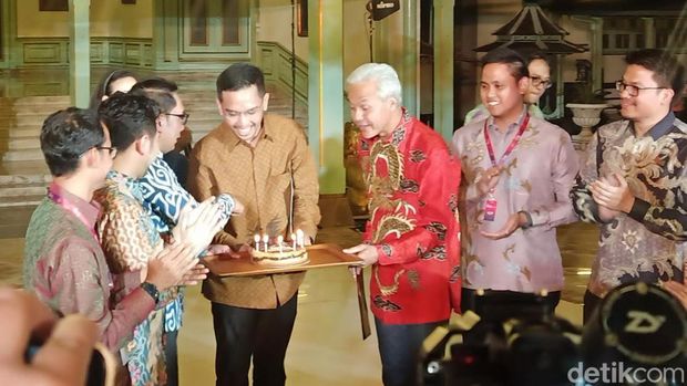 Momen Ridwan Kamil bawakan kue ulang tahun untuk Ganjar Pranowo. Foto diambil di Pura Mangkunegaran, Jumat (28/10/2022).