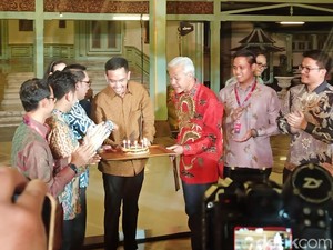 Momen Akrab Ridwan Kamil Bawakan Kue Ulang Tahun Untuk Ganjar