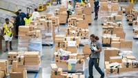 Begini kesibukan fasilitas penyortiran paket Amazon.