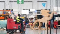 Tampak sebuah naga dari kardus mejeng di fasilitas penyortiran Amazon.