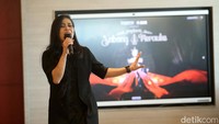Fokalis Cokelat Kikan menyanyikan lagu yang telah diaransemen pada press converense di Jakarta, Jumat (28/10/2022).