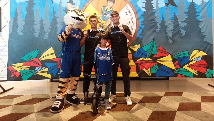 Para pemain Persib Bandung bertemu pemeran film Tegar.