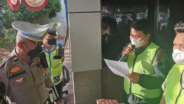 Pelanggar lalin di Bogor dihukum baca Pancasila dan Sumpah Pemuda.