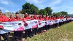 Momen Kader PDIP Solo Ramai-ramai Bentangkan Poster Ganjar