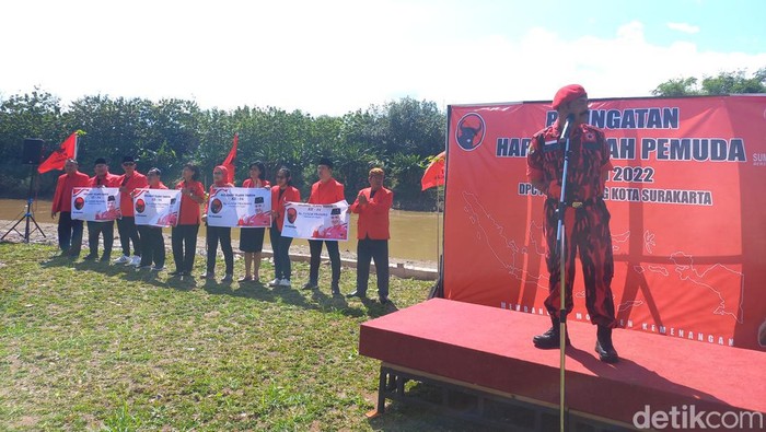 Pembentangan poster bergambar Ganjar Pranowo saat upacara peringatan hari Sumpah Pemuda oleh Kader DPC PDIP Solo, di Taman Sunan Jogo Kali, Pucangsawit, Jebres, Kota Solo, Jumat (28/10/2022). Pembentangan poster bergambar Ganjar Pranowo saat upacara peringatan hari Sumpah Pemuda oleh Kader DPC PDIP Solo, di Taman Sunan Jogo Kali, Pucangsawit, Jebres, Kota Solo, Jumat (28/10/2022).
