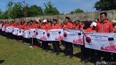 Momen Kader PDIP Solo Ramai-ramai Bentangkan Poster Ganjar