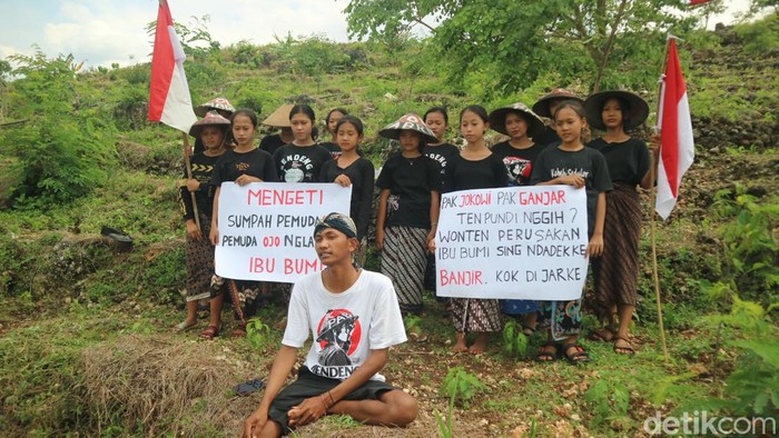 Pemuda Sedulur Sikep di Sukolilo Pati menggelar peringatan hari Sumpah Pemuda di atas Bukit Alang-alang Pegunungan Kendeng, Jumat (28/10/2022).