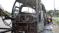 Penyebab bus terbakar di exit tol Menanggal Surabaya itu diduga karena adanya korsleting pada mesin. Sebab, sebelum muncul api yang membakar bus itu disebut muncul percikan dari mesin.