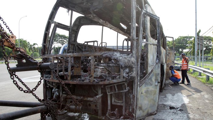 Penyebab bus terbakar di exit tol Menanggal Surabaya itu diduga karena adanya korsleting pada mesin. Sebab, sebelum muncul api yang membakar bus itu disebut muncul percikan dari mesin.