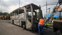 Penampakan sebuah bus pariwisata yang terbakar di exit tol Menanggal, Surabaya, Jawa Timur, Jumat (28/10/2022). Bus tersebut mengantarkan rombongan mahasiswa Universitas Mataram.