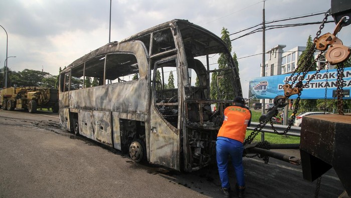 Penampakan Bus yang Terbakar di Exit Tol Menanggal Surabaya Penampakan sebuah bus pariwisata yang terbakar di exit tol Menanggal, Surabaya, Jawa Timur, Jumat (28/10/2022). Bus tersebut mengantarkan rombongan mahasiswa Universitas Mataram.