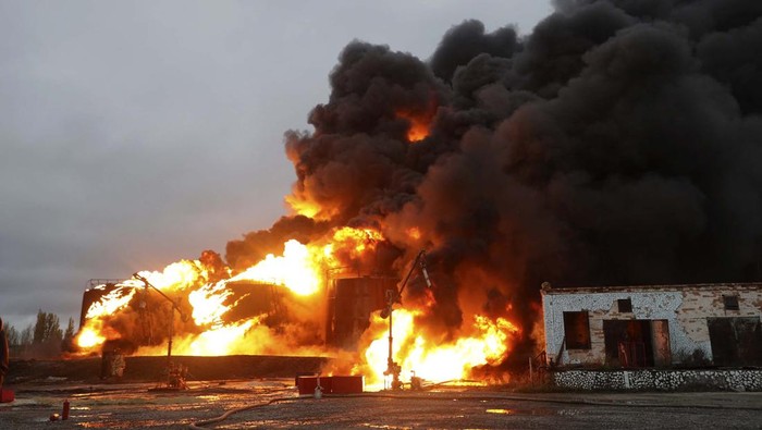 Penampakan Kobaran Api Lalap Depot Minyak di Ukraina Depot minyak di Donetsk, Ukraina, yang dikuasai Rusia terbakar. Begini penampakan kobaran apinya.