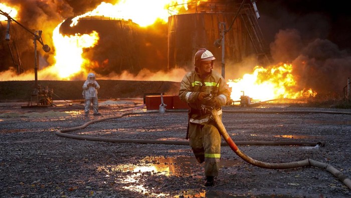Penampakan Kobaran Api Lalap Depot Minyak di Ukraina Depot minyak di Donetsk, Ukraina, yang dikuasai Rusia terbakar. Begini penampakan kobaran apinya.