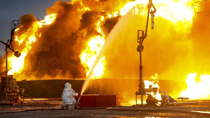 Depot minyak di Donetsk, Ukraina, yang dikuasai Rusia terbakar. Begini penampakan kobaran apinya.