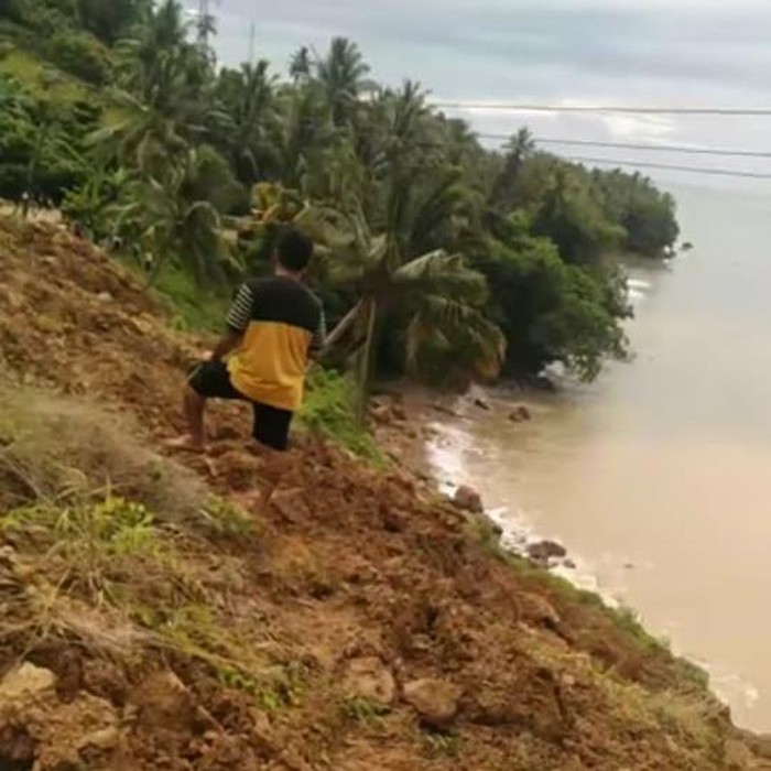 Penampakan Longsor Tutupi Jalan Trans Sulawesi Di Majene Lalin Lumpuh Total