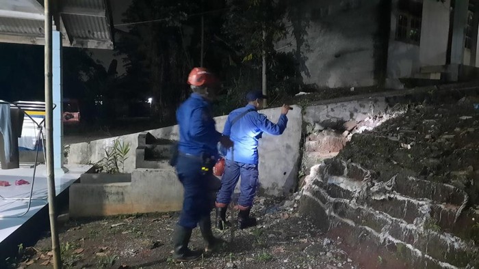 Pencarian anak ular kobra di Cibinong, Kabupaten Bogor (dok Damkar Kabupaten Bogor)