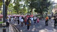 “Kita berharap kota Salatiga ini yang terkenal akan toleransinya dapat mendunia, kita buktikan bahwa seluruh komponen masyarakat dapat bergabung, bersatu untuk membawa bendera Merah Putih sepanjang 1 km,” harap Pudjo.