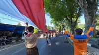 Pengibaran bendera ini diikuti Kawula muda Salatiga. Bendera sepanjang 1000 meter bendera Merah Putih di sekeliling lapangan Pancasila, Salatiga. Foto: Ria Aldila Putri/detikJateng