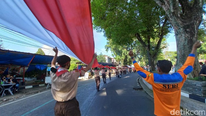 Pengibaran bendera Merah Putih 1.000 m di Salatiga Pengibaran bendera Merah Putih 1.000 m di sekeliling lapangan Pancasila, Salatiga, Jumat (28/10/2022).