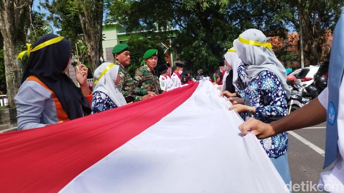 Pengibaran bendera Merah Putih 1.000 m di Salatiga Pengibaran bendera Merah Putih 1.000 m di sekeliling lapangan Pancasila, Salatiga, Jumat (28/10/2022).