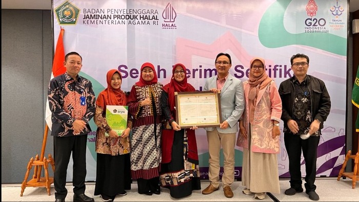 Penyerahan sertifikat akreditasi Lembaga Pemeriksa Halal, di Jakarta, Rabu (26/10/2022).