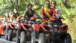 Perempuan Bali Ramai Penuhi Jalanan Badung