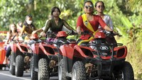 Sejumlah perempuan berjalan kaki sambil melambaikan tangan saat mengikuti parade kebaya di Desa Bongkasa, Badung, Bali, Jumat (28/10/2022). Para perempuan tersebut mendukung kampanye Gerakan Kebaya Goes to UNESCO.