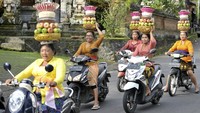 Tak hanya naik ATV, perempuan-perejuga mengendarai sepeda motor sambil membawa gebongan atau sesajen. Dapat diketahui bahwa kebaya merupakan warisan luhur asli dari Indonesia yang diharapkan bisa diajukan sebagai Warisan Budaya Tak Benda (Intangible Cultural Heritage) ke UNESCO.