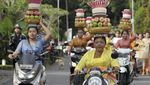 Perempuan Bali Ramai Penuhi Jalanan Badung