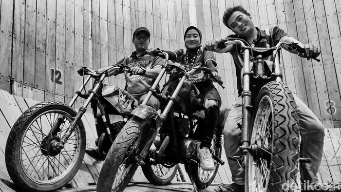 Devi Apriliani mematahkan stereotip bahwa joki tong setan hanya dilakoni kaum adam. Perempuan berhijab ini membuktikan kemampuannya bisa melakukan atraksi berbahaya di tong setan.