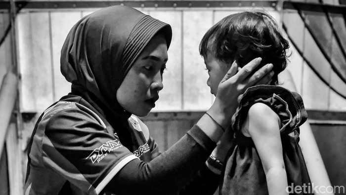 Devi Apriliani mematahkan stereotip bahwa joki tong setan hanya dilakoni kaum adam. Perempuan berhijab ini membuktikan kemampuannya bisa melakukan atraksi berbahaya di tong setan.