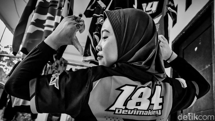 Perempuan Penakluk Tong Setan Devi Apriliani mematahkan stereotip bahwa joki tong setan hanya dilakoni kaum adam. Perempuan berhijab ini membuktikan kemampuannya bisa melakukan atraksi berbahaya di tong setan.