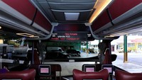 Secara keseluruhan, bus ini menggunakan paduan warna biru dan livery modern. Pada bagian belakang bus turut dilengkapi layar LED screen yang bisa menampilkan gambar kamera di depan bus ataupun informasi yang dapat terlihat bagi pengendara yang ada di belakang bus. Foto: Dok. Hino