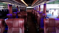 Geser ke dalam, interior didesain menghadirkan tampilan elegan dengan hadirnya motif kayu pada beberapa bagian dashboard dan interior. Pada Pilar A terdapat layar LCD di kiri dan kanan untuk menampilkan gambar dari spion kamera. Selain itu bagi penumpang yang membawa barang ke kabin, turut disediakan kompartemen penyimpanan barang, tempat charger, dan minum serta interior yang dihiasi tata lampu dengan ambiance yang menarik. Foto: Dok. Hino