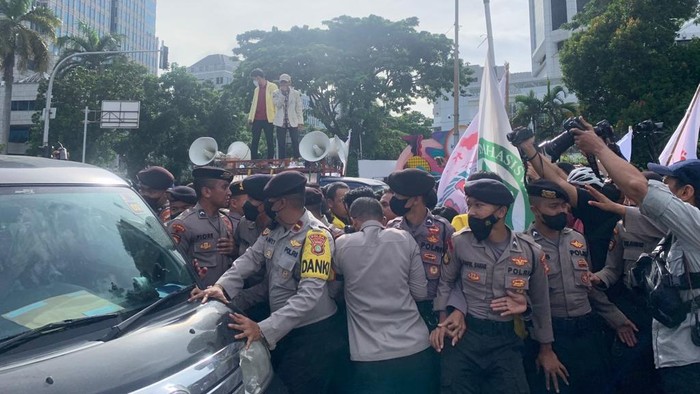 Polisi menahan massa BEM SI yang hendak turun ke ruas jalan di sekitar patung kuda, Jakpus, Jumat (28/10/2022).