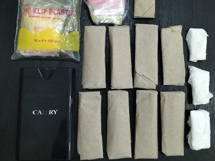 Polisi menangkap pengedar narkotika jenis ganja dan sabu di Kota Bogor. Polisi menyita ganja dan sabu berikut timbangan sebagai barang bukti. (dok Istimewa)
