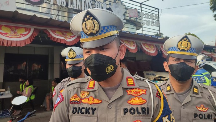 Polisi menghukum pelanggar lalin di Bogor dengan membaca Pancasila dan Sumpah Pemuda. Kasat Lantas Polres Bogor AKP Dicky Pranata hal ini dilakukan menindaklanjuti arahan Kapolri Jenderal Listyo Sigit Prabowo yang melarang polisi melakukan tilang secara manual.