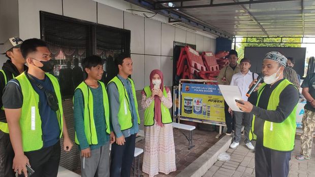 Polisi 'menghukum' pelanggar lalin di Bogor dengan membaca Pancasila dan Sumpah Pemuda. Kasat Lantas Polres Bogor AKP Dicky Pranata hal ini dilakukan menindaklanjuti arahan Kapolri Jenderal Listyo Sigit Prabowo yang melarang polisi melakukan tilang secara manual.