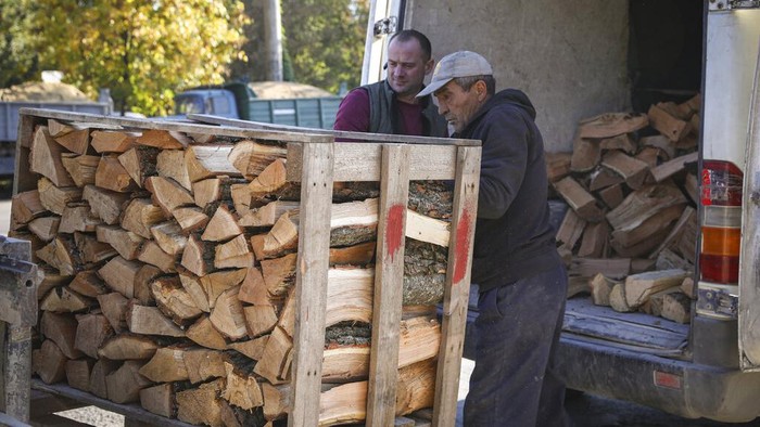 Potret Eropa Krisis Energi, Warga Beralih ke Kayu Bakar Tudor Popescu feeds firewood into a stove in a storage room attached to his home in Chisinau, Moldova, Saturday, Oct. 15, 2022. Europe's energy crisis, triggered by Russia slashing natural gas flows amid its war against Ukraine, has forced some people to turn to cheaper heating sources like firewood as the weather gets colder. But as more people stock up and burn wood, prices have skyrocketed, shortages and thefts have been reported, and scams are emerging. (AP Photo/Aurel Obreja)