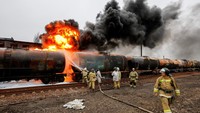 Gerbong kereta barang di Shakhtarsk, Ukraina, terbalar usai diserang Rusia. REUTERS/Alexander Ermochenko.