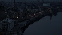 Pemandangan pusat kota tanpa listrik setelah infrastruktur sipil kritis terkena serangan rudal Rusia di Ukraina, saat invasi Rusia ke Ukraina berlanjut, di Kyiv, Ukraina 24 Oktober 2022. REUTERS/Gleb Garanich.