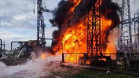 Petugas pemadam kebakaran bekerja untuk memadamkan api di fasilitas infrastruktur energi, yang rusak akibat serangan rudal Rusia ke Ukraina pada 22 Oktober 2022. Ukrainian Presidential Press Service/Handout via REUTERS.