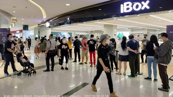 Suasana antrean iPhone 14 di iBox Central Park. Foto: dok Erajaya