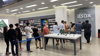Antrean di iBox Malang. Foto: dok Erajaya