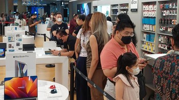  Sedari pagi konsumen sudah berbaris untuk melakukan pemesanan awal secara offline. Foto: dok Erajaya