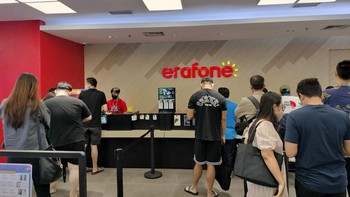 Antrean pemesan iPhone 14 turut terlihat di Erafone Central Park. Foto: dok Erajaya
