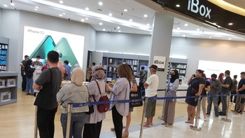 Suasana antrean iPhone 14 di iBox Summarecon Mall Bekasi. Foto: dok Erajaya