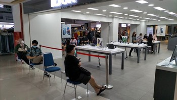 Antrean pemesanan awal iPhone 14 di iBox Plaza Marina Surabaya. Foto: dok Erajaya