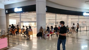 Dari jam 8 pagi sudah ada antrean di iBox Summarecon Mal Serpong. Foto: dok Erajaya