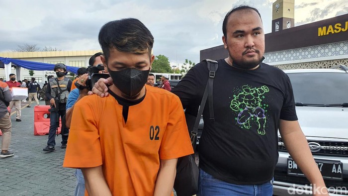 Pria yang mengaku sebagai Imam Mahdi, WAM, usai ditangkap polisi